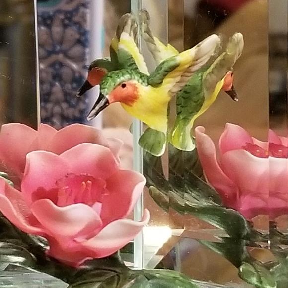 Hand Crafted Glass Hummingbird & Flowers Panarama - Picture 7 of 10